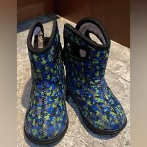 Like new Toddler size 6 Bogs